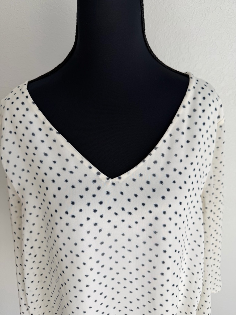 Le Lis Cream Women’s 3/4 Sleeve Relaxed, Flowy Cream Blouse with Blue Print, XL - Picture 3 of 12